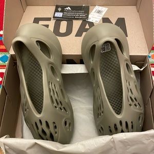 Adidas sand foam runners men’s size 12 brand new never worn.